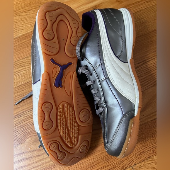 Puma Women’s Size 9 indoor soccer cleats - Picture 3 of 4